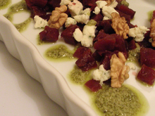 Salade de betterave au roquefort et aux noix, vinaigrette au pesto de pistache