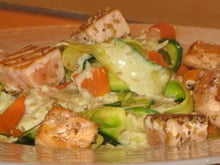 Tagliatelles de légumes au saumon et sésame