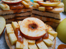 Pommes au coulis de coing épicé sur brioche