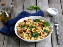 Orecchiette aux brocolis, anchois, mie croquante et tomates séchées