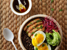 Power bowl au poulet mariné et aux œufs