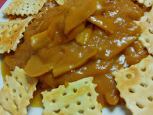 Pâtes au miel et galettes en sauce piquante