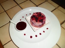 Cottage-cheese aux fruits rouges et son coulis sur un biscuit galet breton