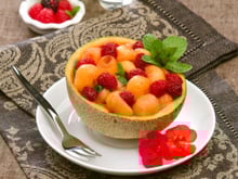 Parfaite pour se rafraîchir, Cyril Lignac partage sa recette de melon, mozzarella et aux fruits frais