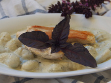 Gnocchi sauce basilic pourpre et poulet rôti