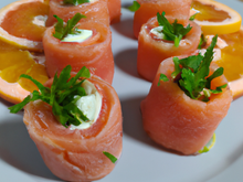 Roulés au saumon au chèvre frais et pamplemousse