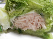 Salade de saumon en paupiette de chou frisé