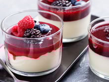 Pour venir agrémenter faisselles, panna cotta ou yaourts, François-Régis Gaudry dévoile la recette d’un coulis de framboises express et sans cuisson