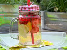 Eau aromatisée au citron jaune, citron vert et fraises (Detox water)