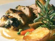 Poitrine de pintade fermière des Landes cuisinée au lard sur la braise