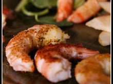 Composée exquise à la cardamome, et ses gambas en habit d'épices