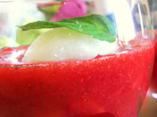 Sorbet à la menthe fraîche et coulis de fraises