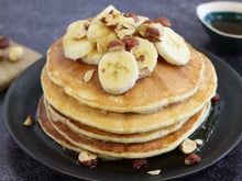 Pancakes au sirop d'érable, bananes et noisettes