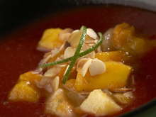 Poêlée de fruits exotiques sur Soupe de fraises