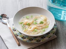 Ravioles de crevettes en bouillon thaï