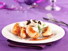 Bouchées de poulet nature, accompagnées d'un risotto à la truffe, sauce façon bisque