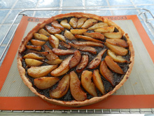 Tarte à la purée de pruneaux et poires caramélisées