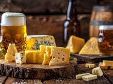 Contrairement aux idées reçues, la bière se marie parfaitement avec le fromage : une experte partage les meilleures associations !