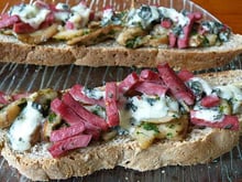 Tartines cèpes, canard fumé et roquefort Papillon