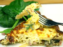 Tarte aux champignons et lardons, salade