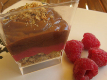 Verrines à la crème de chocolat au lait, framboise curd et crumble d'avoine