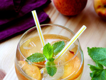 Thé glacé à la pêche blanche et feuilles de menthe