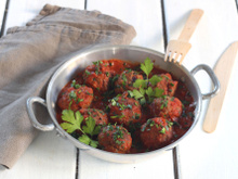 Boulettes d’agneau épicées, sauce tomate et coriandre