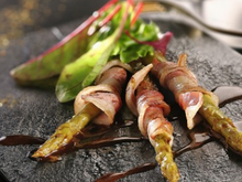 Les asperges roulées à la ventrêche de cochon et mesclun de salades