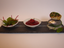 Galet de Saint-Jacques poêlée au sésame, ciboulette et fleur de sel au cacao, accompagné d'un coulis framboise betterave et pousses d'épinards