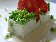 Panna cotta au Roquefort et brocolis sur sablé aux fruits secs, chips de chorizo