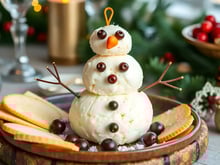 Bluffez vos invités à l’apéritif de Noël avec ce bonhomme de neige en fromage à tartiner, aussi spectaculaire que facile à réaliser !