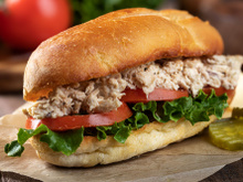 Simple et gourmand : ce sandwich-roll au thon mariné de Cyril Lignac est la recette qu’il vous faut pour une pause dej ou un pique-nique !