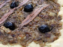 “J’adore ça quand je suis en vacances” :  Stéphanie Le Quellec partage sa recette de la pissaladière