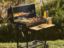 Ce barbecue à charbon, idéal pour les familles, passe sous les 90 euros pour quelques jours