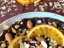 Ondulé craquant aux amandes, fraîcheur d'agrumes, pailletée pralinée et sirop de chocolat orange