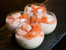 Verrines au saumon et crevettes sur lit d'avocat