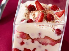 Tiramisu aux fraises, Philadelphia et liqueur de mûre