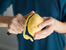 Ne jetez plus vos épluchures de pommes de terre : la recette zéro erreur au Airfryer pour un apéro à 0 €