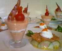 Bavarois de tomate et caillé de chèvre au basilic accompagné d'un tartare de truite et saumon à la mangue