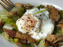 Salade tiède, confit de canard, foie gras et œuf poché