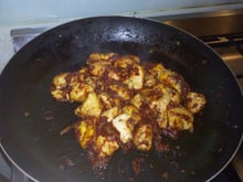 Poulet sucré-salé aux pignons de pin