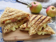 Envie d’un croque-monsieur original et savoureux ? Testez notre recette aux pommes et camembert !