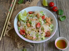 Salade de vermicelles de riz au poulet, tomates, concombre et cacahuètes