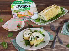 Envie de gourmandise ? Testez ce roulé de crêpes salées au blanc de poulet doré au four, fromage fouetté et pousses d’épinards