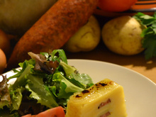 Mille feuilles de pommes de terre confites et saucisses de morteau.