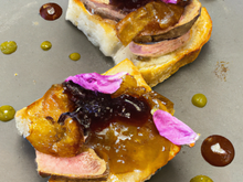Tartine de foie gras, pétales de magret et farandole de compotées et Chutneys