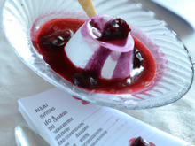 Yogourt glacé à la framboise avec coulis de myrtilles