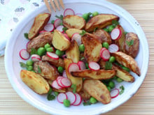 Salade de pommes de terre primeur rôties aux petits pois frais et radis