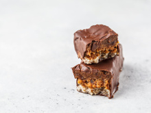 Le chef pâtissier Yann Couvreur dévoile sa recette pour faire ses propres Snickers maison !