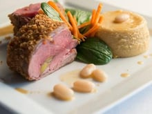Carré filet d'agneau pané au pain d'épices et flan de Haricots Tarbais